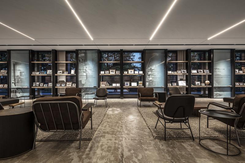 日野自動車本社1号館エントランスロビー