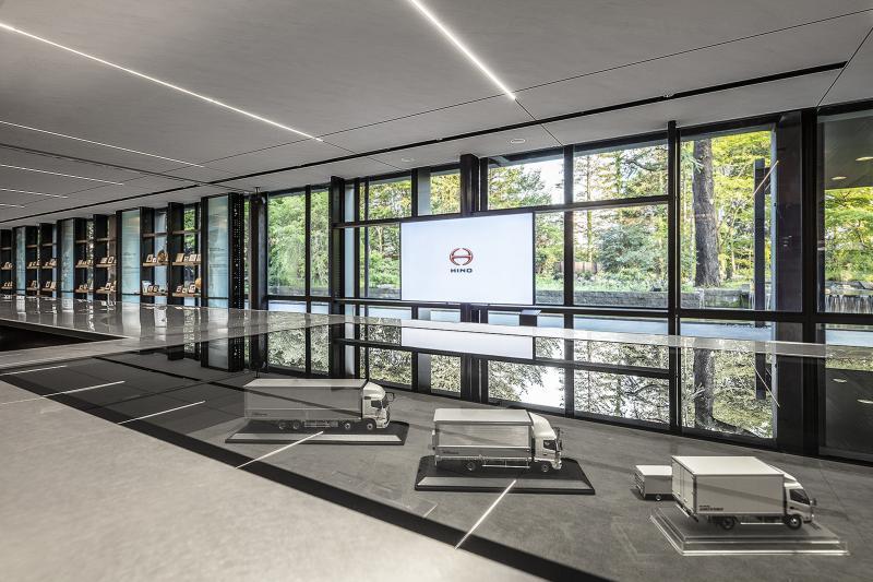 日野自動車本社1号館エントランスロビー