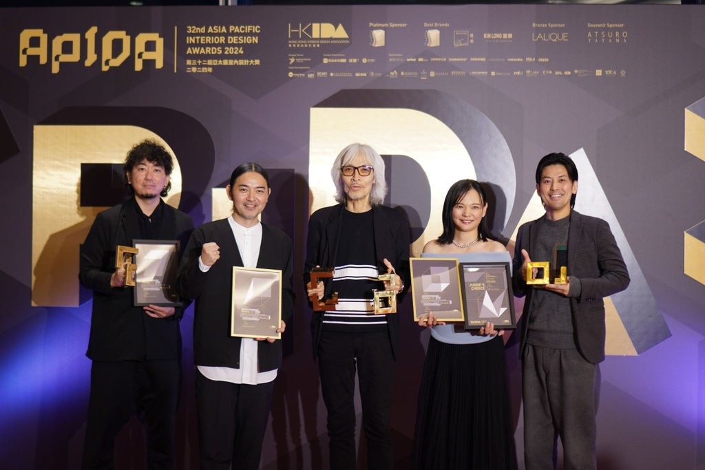 写真左から、小阪雄造、青野恵太(no.10)、 小坂竜(A.N.D.)、 齋藤玲子(A.N.D.) 、 鈴木 祥平(no.10)。2024年11月19日、香港で開催された受賞式にて